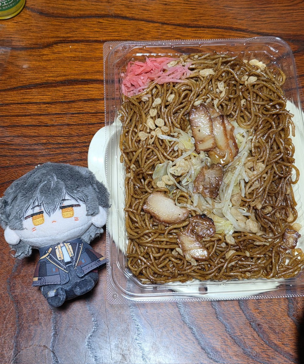 うちんちの晩御飯。ローソンの焼きそば結構好きで盛すぎの時にだけ食べるけど、1人で食べる量じゃない
