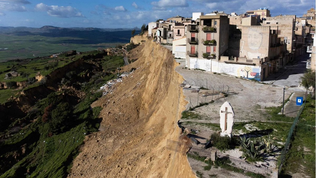#Niscemi è il risultato di decenni di dissennata deregolamentazione edilizia e urbanistica. I responsabili sono tanti ma l'epoca berlusconiana "vince" su ogni fronte. Qui una lucida analisi dell'epoca del compianto Edoardo Salzano.
shorturl.at/iMSGt