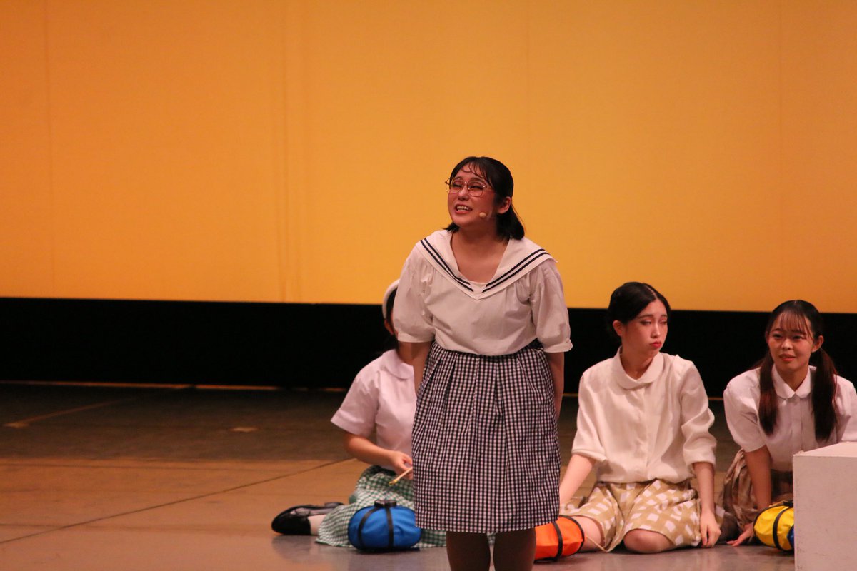 SandD_Hitoyoru's tweet photo. ミュージカル『ひとりぼっちの夜』配信開始まであと、、、７日！

本日お届けするのはヨシュカの通う学校の様子です。ランタン🌟🪄片手に先生の授業。実はそれぞれおしゃべりしていたり？？？

ぜひ配信でご覧ください！

#ひとりぼっちの夜 #ひと夜 #ミュージカルサークルsandd #sandd https://t.co/EvZ0LVN5DC