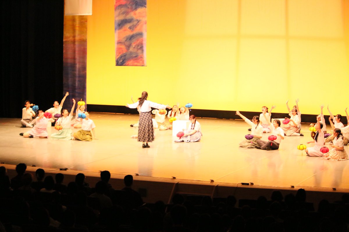 SandD_Hitoyoru's tweet photo. ミュージカル『ひとりぼっちの夜』配信開始まであと、、、７日！

本日お届けするのはヨシュカの通う学校の様子です。ランタン🌟🪄片手に先生の授業。実はそれぞれおしゃべりしていたり？？？

ぜひ配信でご覧ください！

#ひとりぼっちの夜 #ひと夜 #ミュージカルサークルsandd #sandd https://t.co/EvZ0LVN5DC