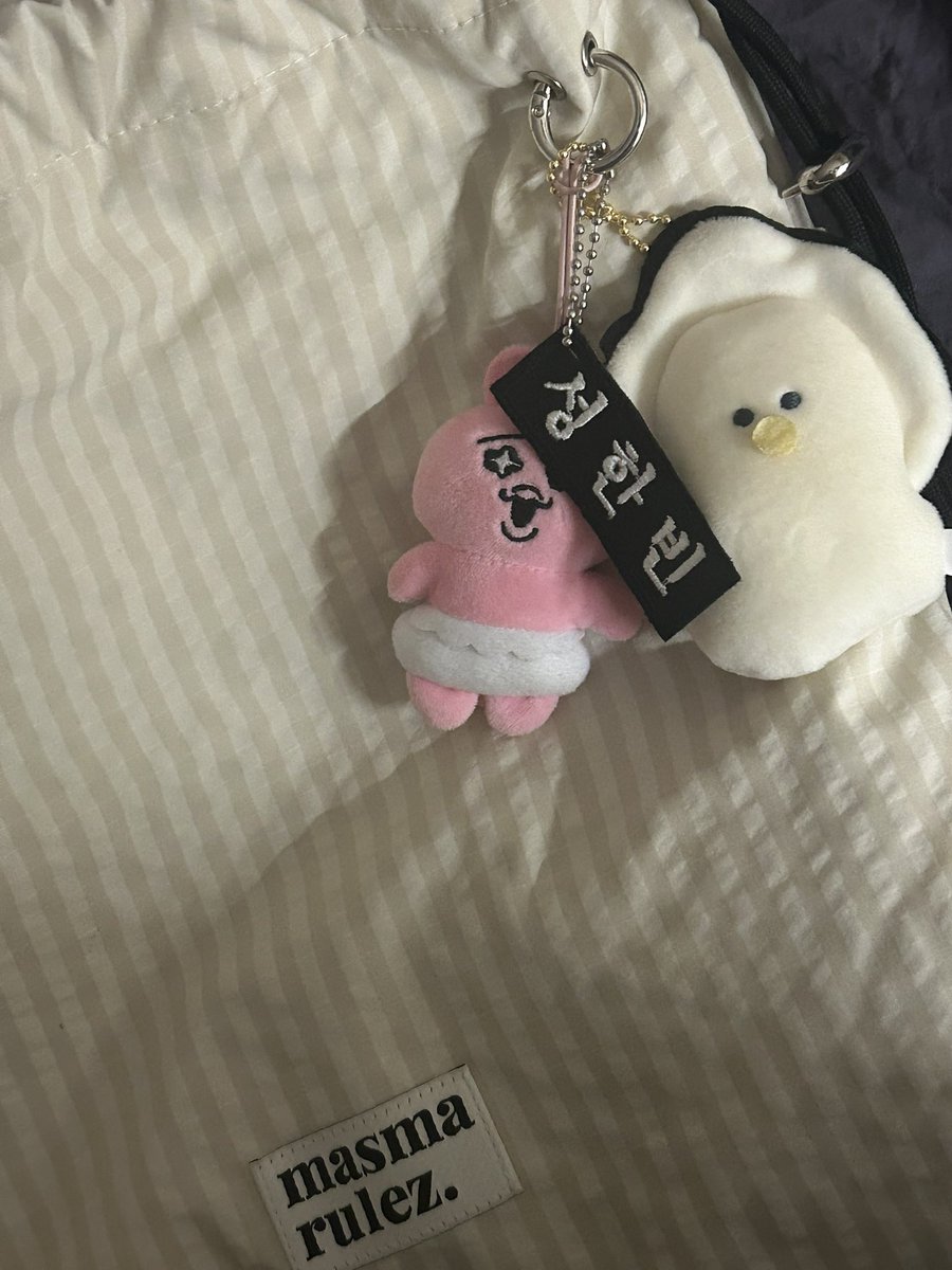 yeonbb113_'s tweet photo. 𝟐𝟎𝟐𝟔 𝐙𝐄𝐑𝐎𝐁𝐀𝐒𝐄𝐎𝐍𝐄 𝐖𝐎𝐑𝐋𝐃 𝐓𝐎𝐔𝐑 [𝐇𝐄𝐑𝐄 &amp; 𝐍𝐎𝐖] 𝐄𝐍𝐂𝐎𝐑𝐄 𝐈𝐍 𝐒𝐄𝐎𝐔𝐋  제베원   막콘 나눔 zb1 

•3/15

•자수 명찰 키링

•멤버당4개++한빈,규빈,유진 한자 명찰

•맞나눔 종류당 1명//트친 위주

•rt or f

•장소 당일 타래로 https://t.co/8lSIyF6Pxu