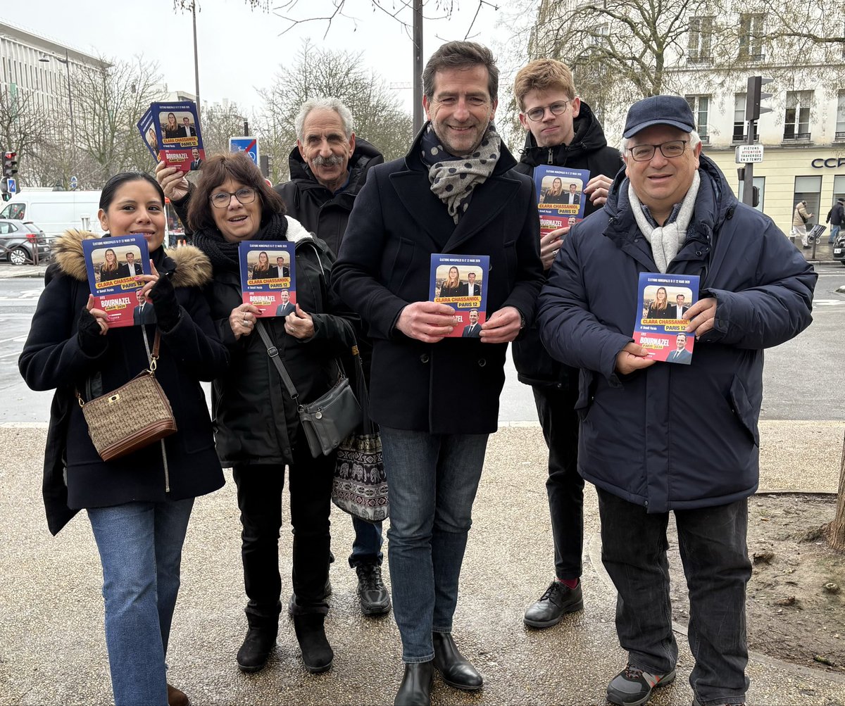 PYB_Paris12's tweet photo. Mobilisation ce matin sur les marchés d'Aligre et du cours de Vincennes pour l'alternance à #Paris12 avec @Cl_Chassaniol @Benoitpernin et à #Paris avec @pybournazel ! En mars, les Parisiens pourront choisir le projet de la sincérité, de la proximité et des solutions pour Paris ! https://t.co/IXTbTTnFoz