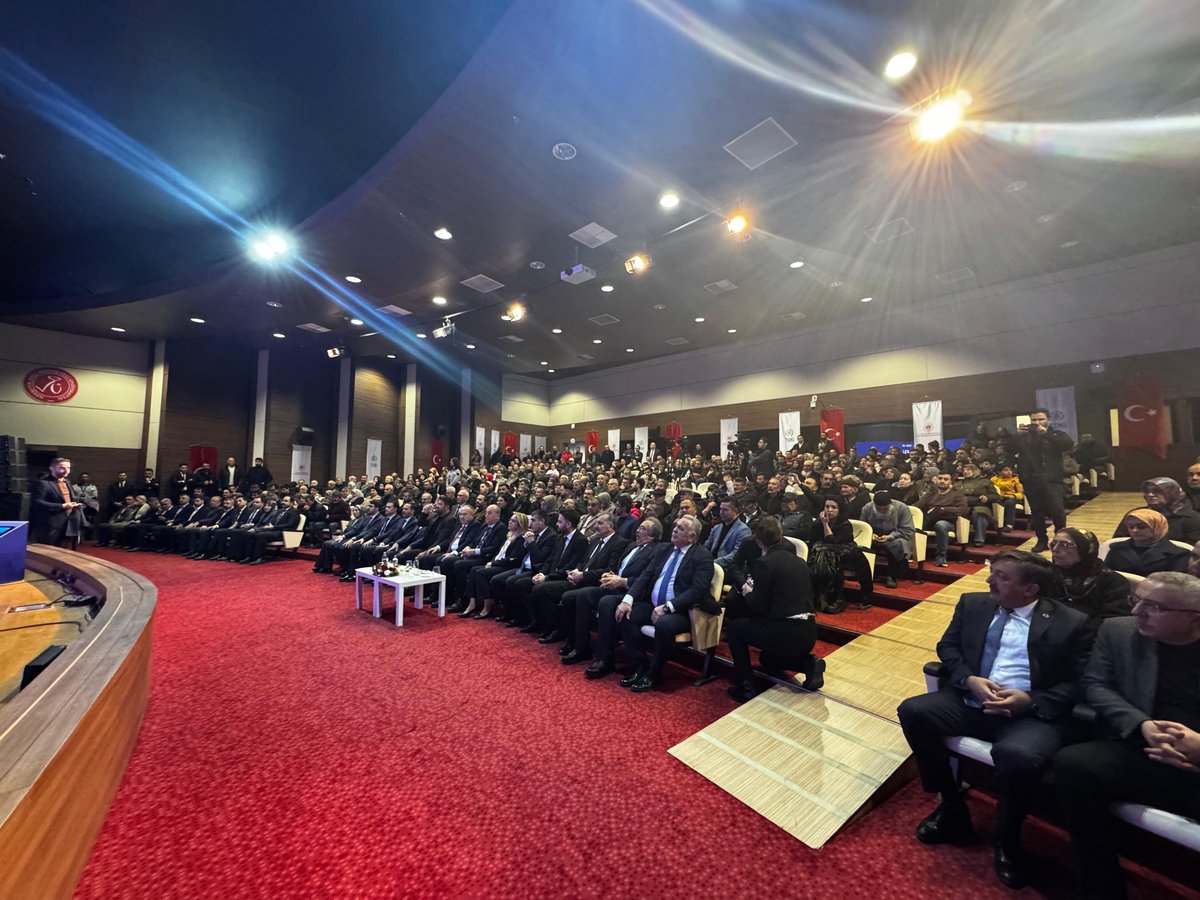 av_mfa's tweet photo. 📍 Vali Şinasi Kuş Kültür ve Kongre Merkezi

Ev Sahibi Türkiye Kura Çekimi Programı;
Çevre, Şehircilik ve İklim Değişikliği Bakan Yardımcımız Ömer Bulut,Valimiz Ali Fidan,
Milletvekillerimiz @mvsuleymanozgun, @EmreCaliskan_50 , MHP Nevşehir Milletvekilimiz Filiz Kılıç, MHP Nevşehir İl Başkanımız Adnan Doğu, Belediye Başkanlarımız, İlçe Başkanlarımız, 
il protokolü ve kıymetli hemşehrilerimizin katılımıyla gerçekleştirdik. 

Kıymetli hemşehrilerimizin kura çekimi heyecanına ortak olarak, mutluluklarını paylaştık. 2368 hak sahibi vatandaşımıza hayırlı olsun.

Ev Sahibi Türkiye Projesi’nin mimarı
Cumhurbaşkanımız Sayın Recep Tayyip Erdoğan’a,
Çevre, Şehircilik ve İklim Değişikliği Bakanımız Murat Kurum’a
ve emeği geçen herkese Nevşehir’imiz adına teşekkür ediyorum.

#EvSahibiTürkiye 🇹🇷 #EvSahibiNevşehir 🇹🇷