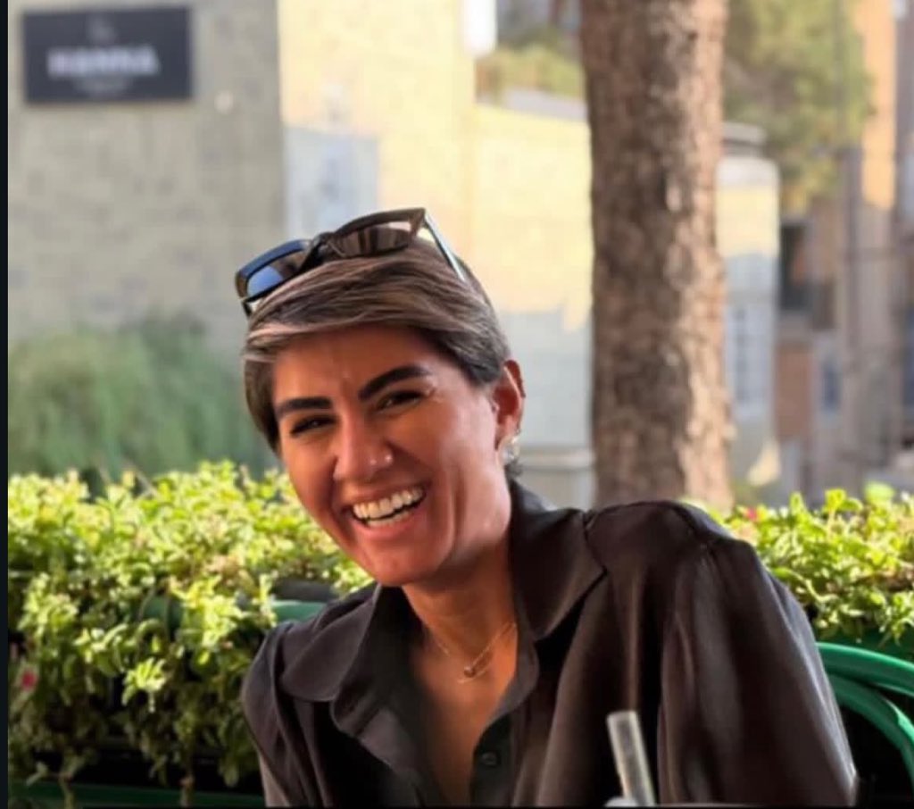 بچه ها خواهش میکنم صدای دوستم #پریسا_بختیاری باشید .
ایشون همسر #محمد_بزرگی هستند که چند سال پیش چترش باز نشد و در اکباتان کشته شد . 
پریسا روز بیستم دی ماه دستگیر شده ولی خیلی کم ازش صحبت میشه 💔