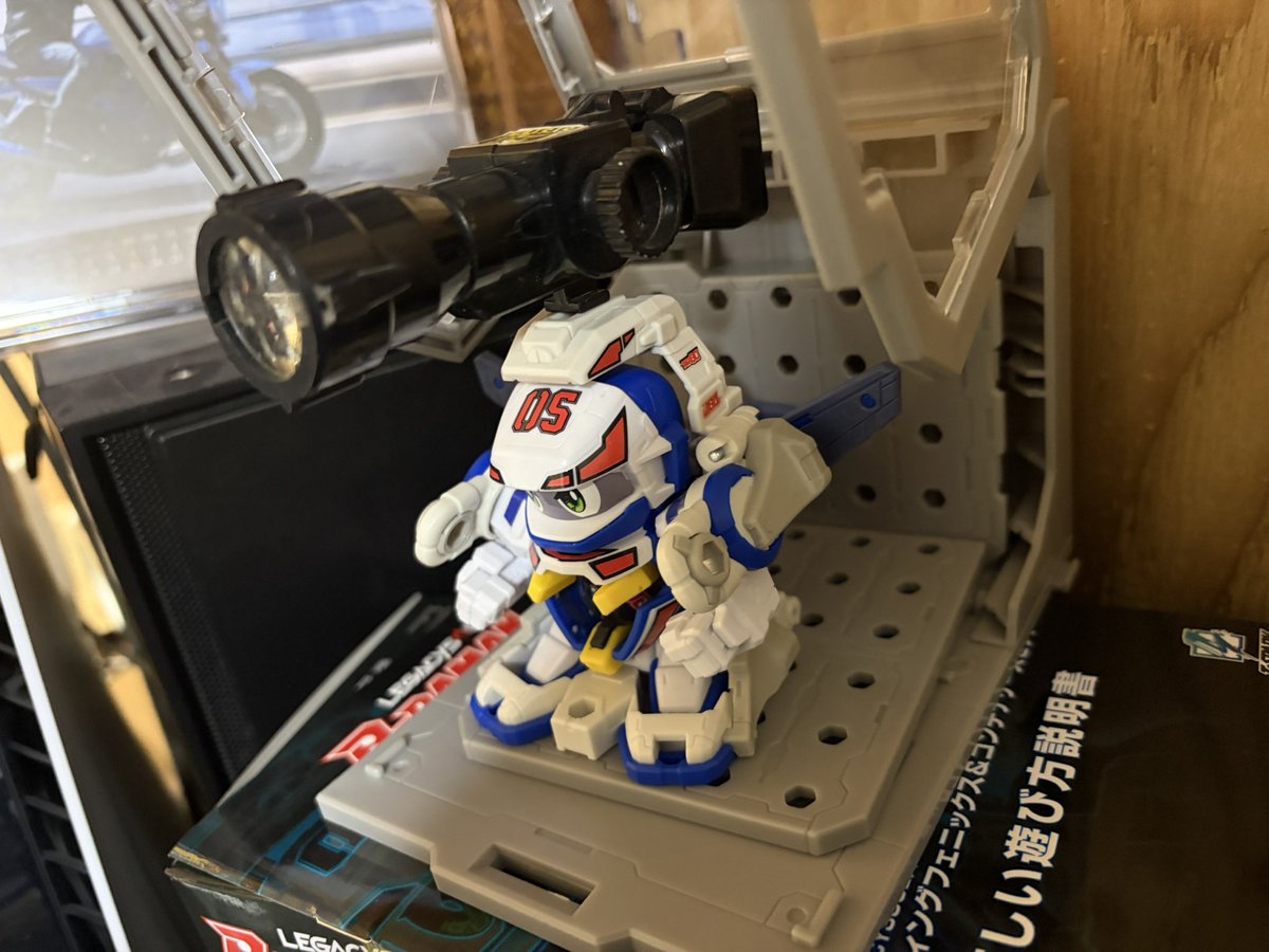 aki08300's tweet photo. ビーダマン。
昔持っていたから。
懐かしくて一つ買ったけど。
旧レーザーサイトってosギアの頭乗らなかったっけ？
あきらかにサイズが違う。
別企画になってしまったのかな？

あんなに欲しかったのに完成すると満足しちゃう。
あの感じを思い出した。

#ビーダマン　#ファイティングフェニックス https://t.co/DU2J2MM9T7