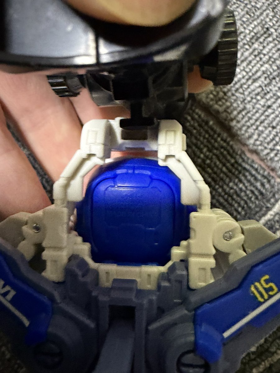 aki08300's tweet photo. ビーダマン。
昔持っていたから。
懐かしくて一つ買ったけど。
旧レーザーサイトってosギアの頭乗らなかったっけ？
あきらかにサイズが違う。
別企画になってしまったのかな？

あんなに欲しかったのに完成すると満足しちゃう。
あの感じを思い出した。

#ビーダマン　#ファイティングフェニックス https://t.co/DU2J2MM9T7