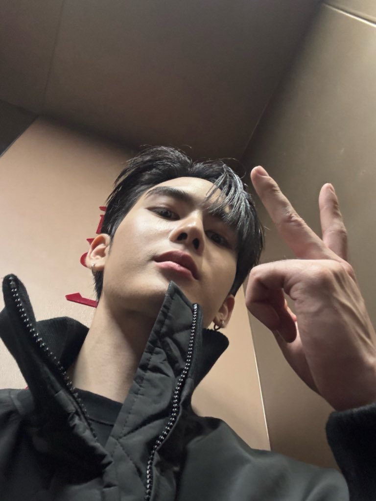 Ppsanta's tweet image. สู้ๆไอ้พี่ชาย ส่งกำลังใจไปป✌🏻🖤🤍🤟🏻 #HaierPopUpxPerth