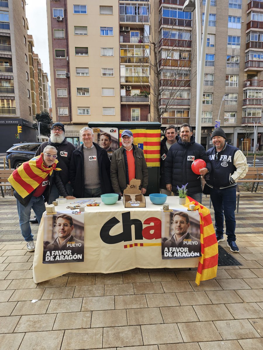En la avenida de Navarra los compañeros están caldeando el ambiente para esta tarde...