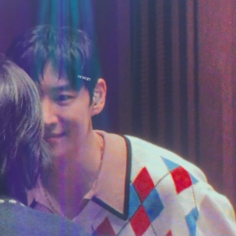 those stares 🫠 i would've fainted on the spot