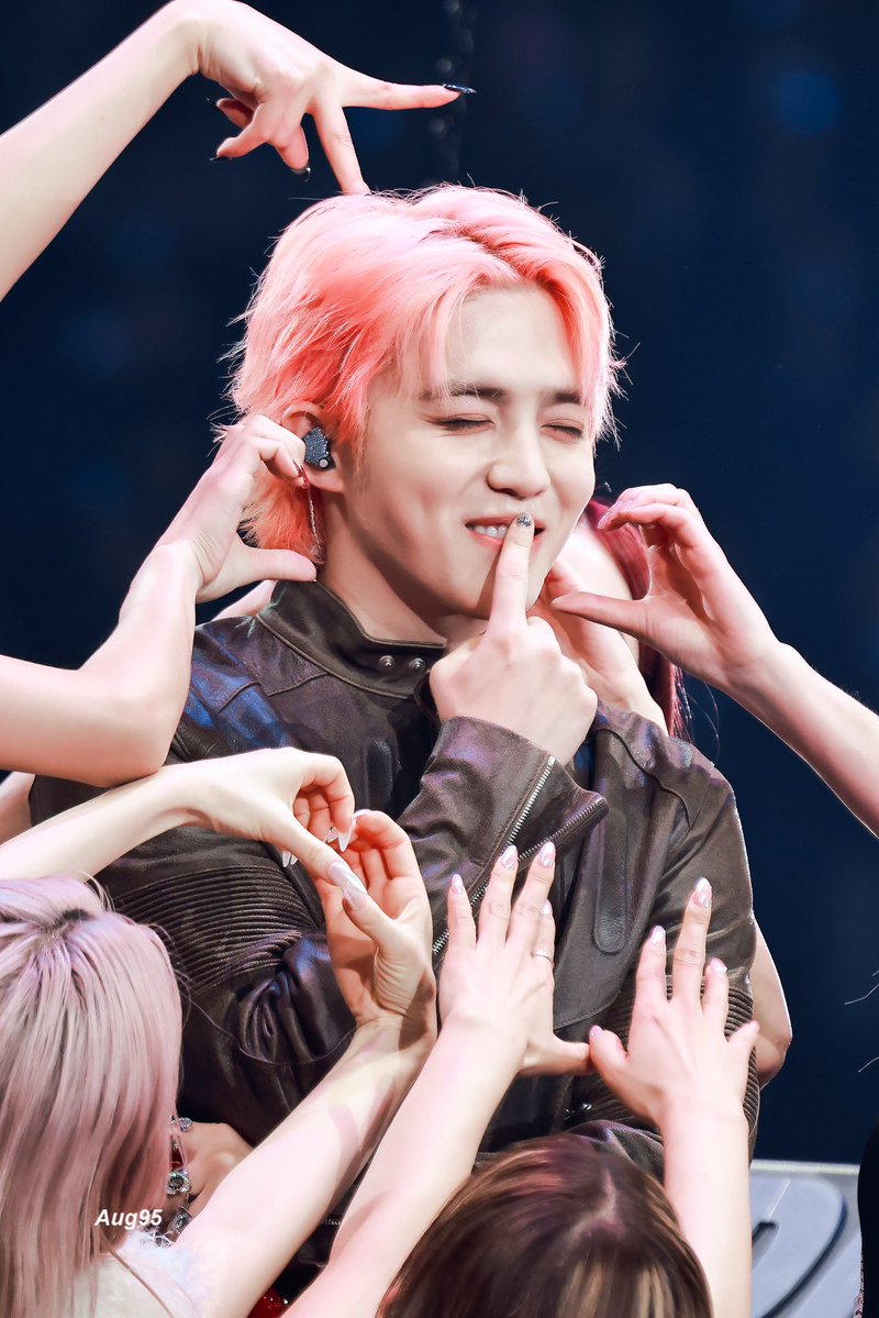 jeonghannisms's tweet image. I WAS BORN IN THE RIGHT GENERATION, I LOVE THE INTERNET AND 30 YEARS OLD MAN AEGYO