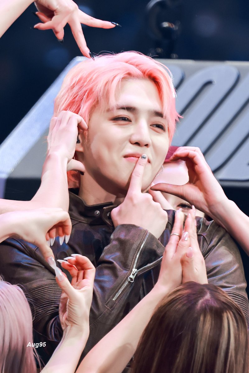 jeonghannisms's tweet image. I WAS BORN IN THE RIGHT GENERATION, I LOVE THE INTERNET AND 30 YEARS OLD MAN AEGYO