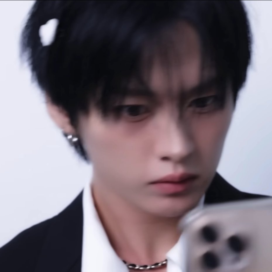 분명히 같은 컨셉인데
한명은 미카엘이고
한명은 뚱한 고양이인 이유좀