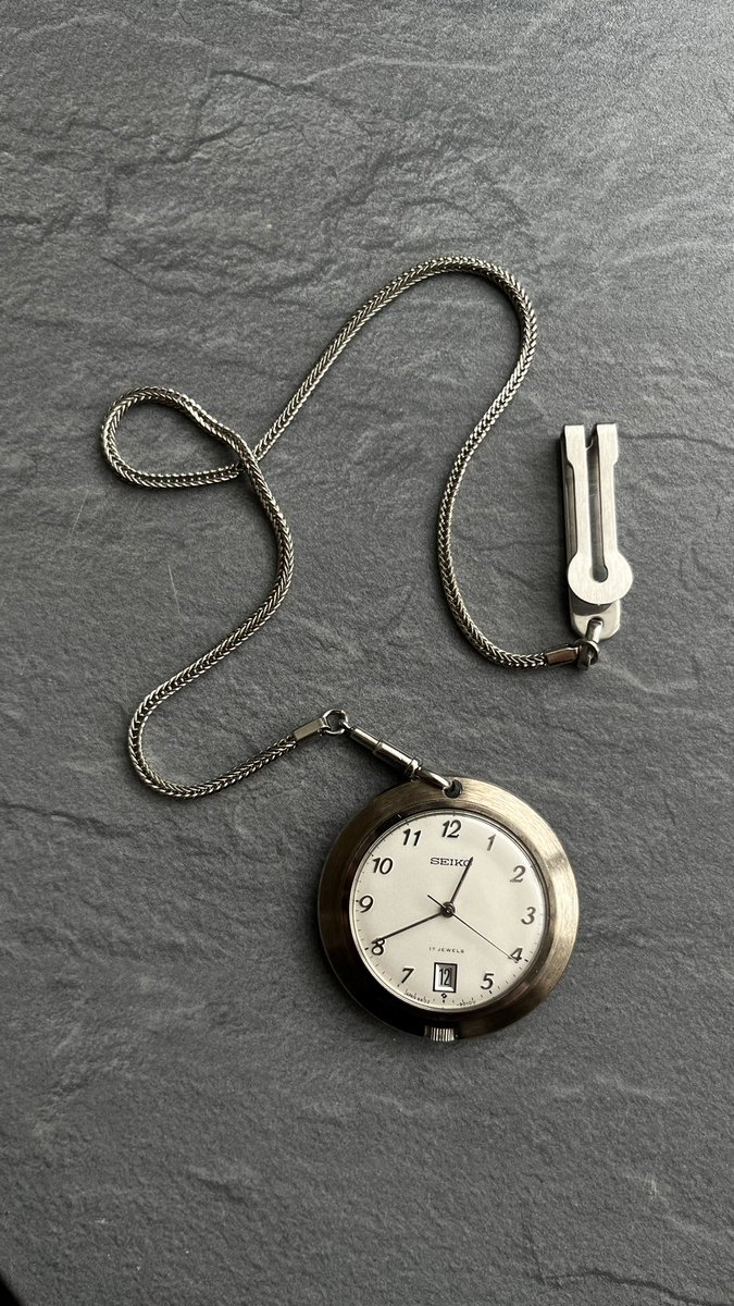 Premier vide grenier de retour en France et déjà une trouvaille !

Une montre de poche mécanique #SEIKO produite en Mai 1965 dans un état somptueux, proche du neuf !

Son boîtier plaqué en Palladium a joliment patiné avec le temps et sa chaîne est d’origine ✨