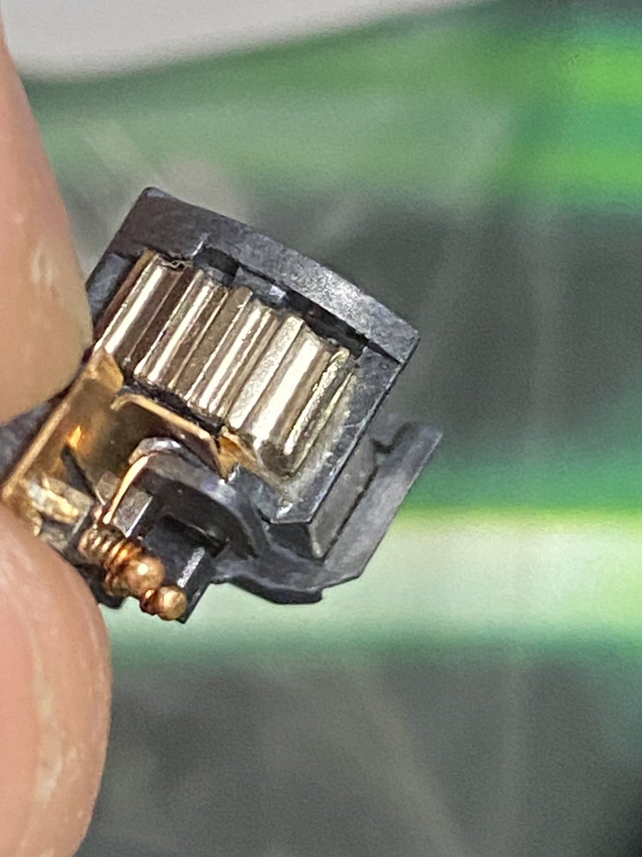 で、交換後気付いたんですが
ホイールが回らなくなる理由わかりました
接着されてないw
もし同じように回らない、引っかかるで悩んでる方は指で軽く押して動くか確認してみてほし。
接着すれば解決するかも！
（私は部品交換しちゃったのでこの部品は接着だけして予備行きです）