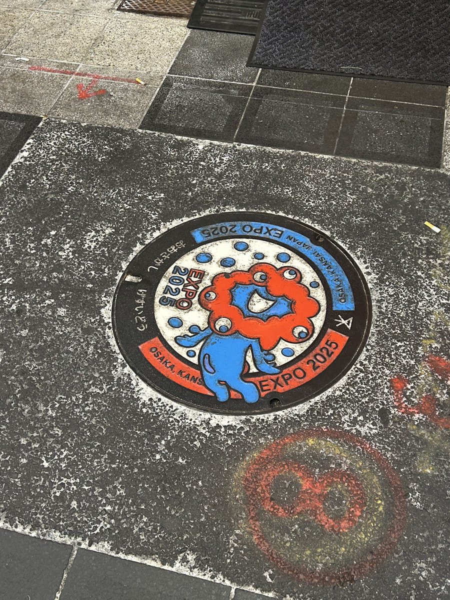 《国宝》中的歌舞伎剧目《曾根崎心中》，突然发现这个曾根崎就是去年住在东梅田附近的商店街嘛！
在那里喝了很多酒，下半夜被奇怪的人club拉客问要不要一起去玩。连男女定情的那个神社我也去过。这条商店街的名字 お初 ，也是剧目中的女主角名字，翻出照片一看连头像都印着呢。好巧，喜欢这种时刻！