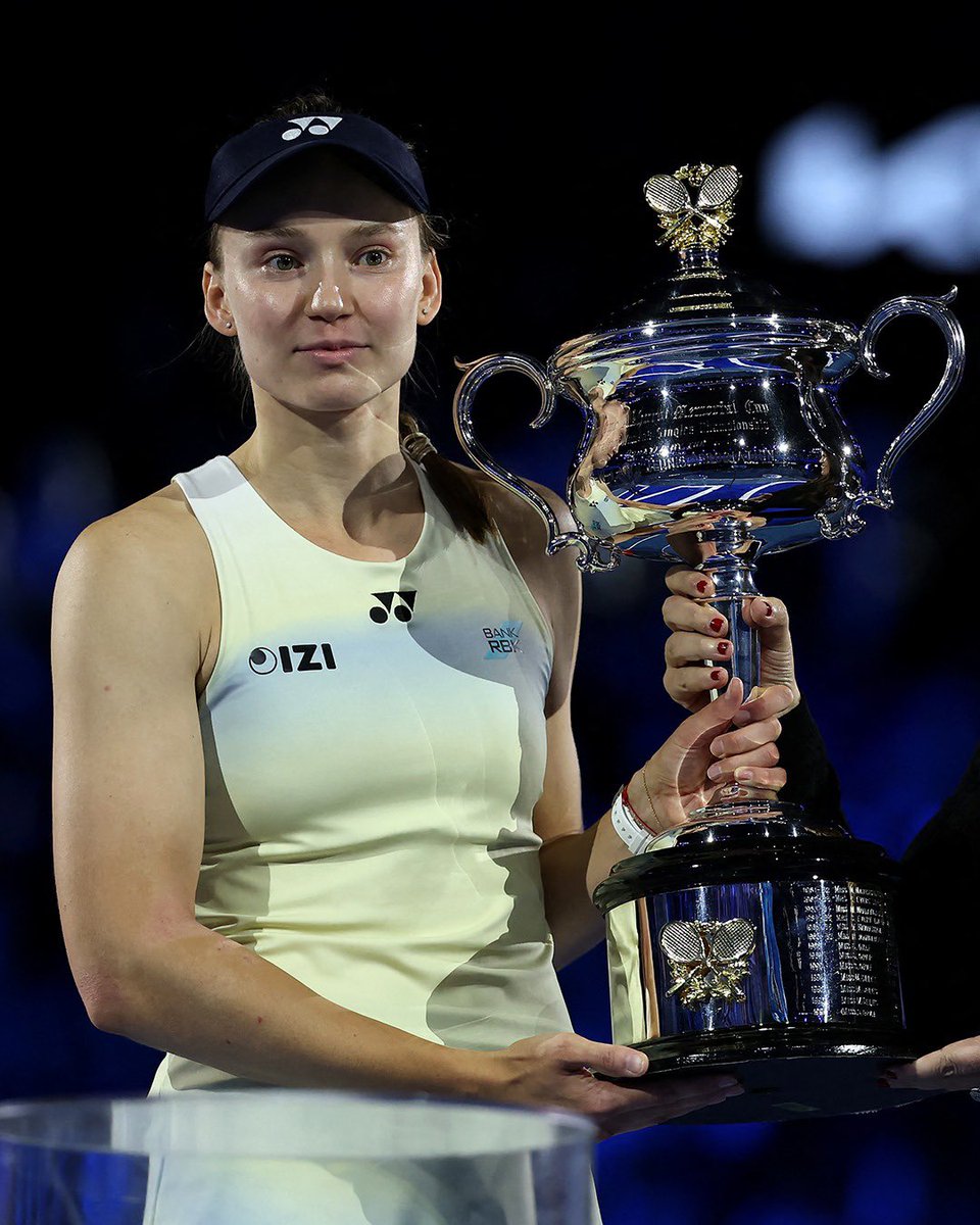 eleonora_aloise's tweet image. Rybakina non ha personalità, dicono. Perché non esulta, non eccede mai. Questa cosa mi fa ammattire. Sembra che l’unico concetto di personalità sia essere estroversi, un tiktoker, l’anima della festa. È una stortura sociale di dimensioni gigantesche. Basta guardare il modo in cui…