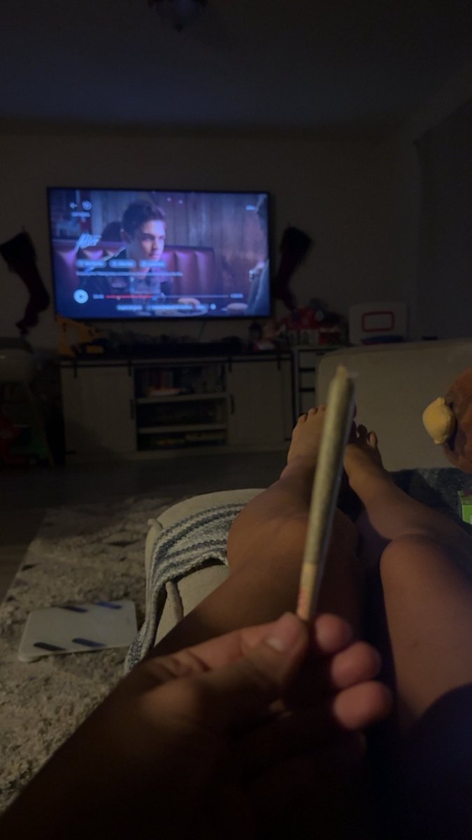 LipsNipsLex's tweet photo. Come smoke &amp; give me a foot rub.. 🤤😩 https://t.co/xaXLU4D4re