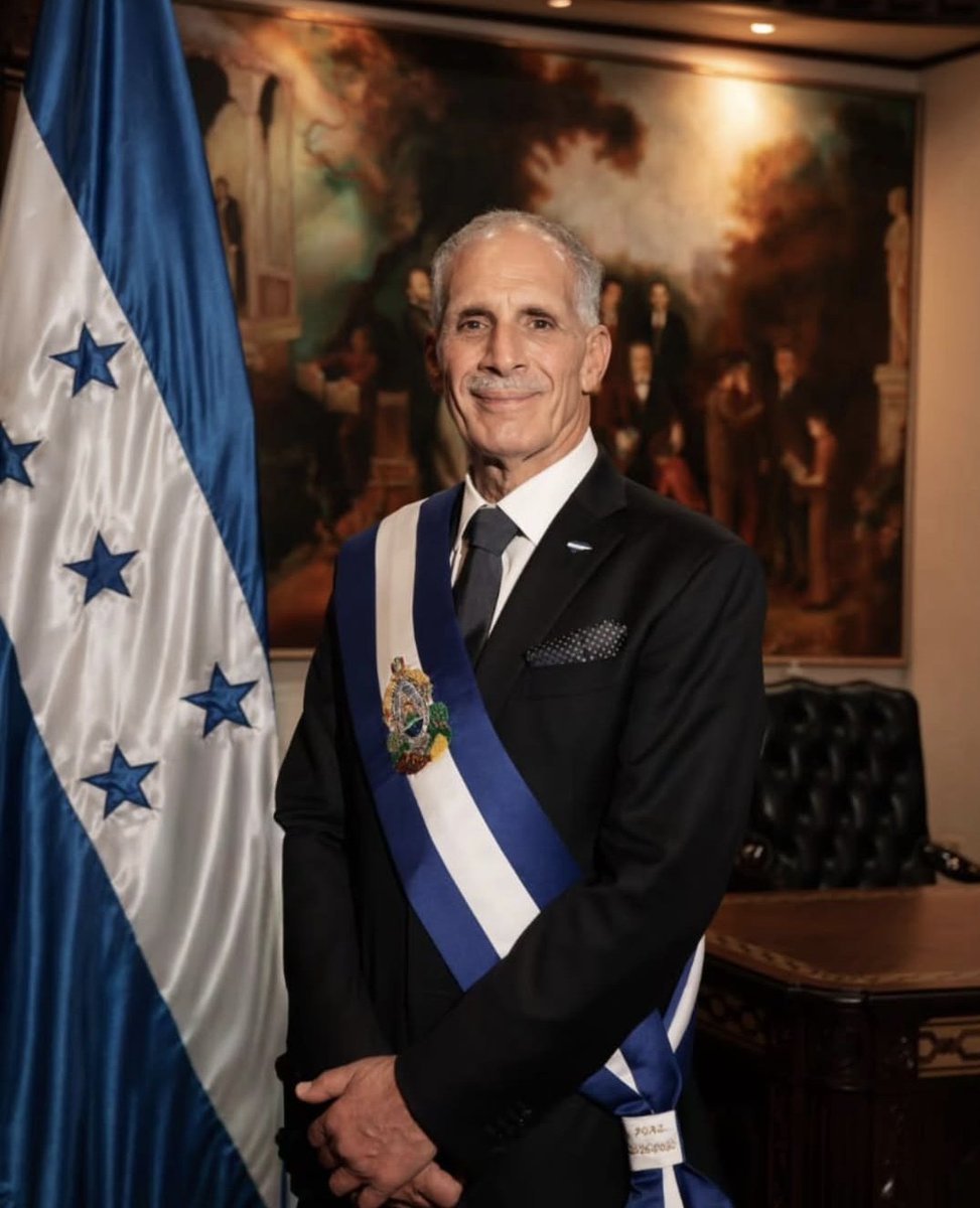 EmmaRincon's tweet photo. El presidente de Honduras @titoasfura prohibió el uso de su retrato en las oficinas del Gobierno y en la publicidad de proyectos ejecutados. 

En su lugar, pidió que se imprimiera la oración que compartió el día de su juramentación como presidente. https://t.co/8fJrbxeOAs
