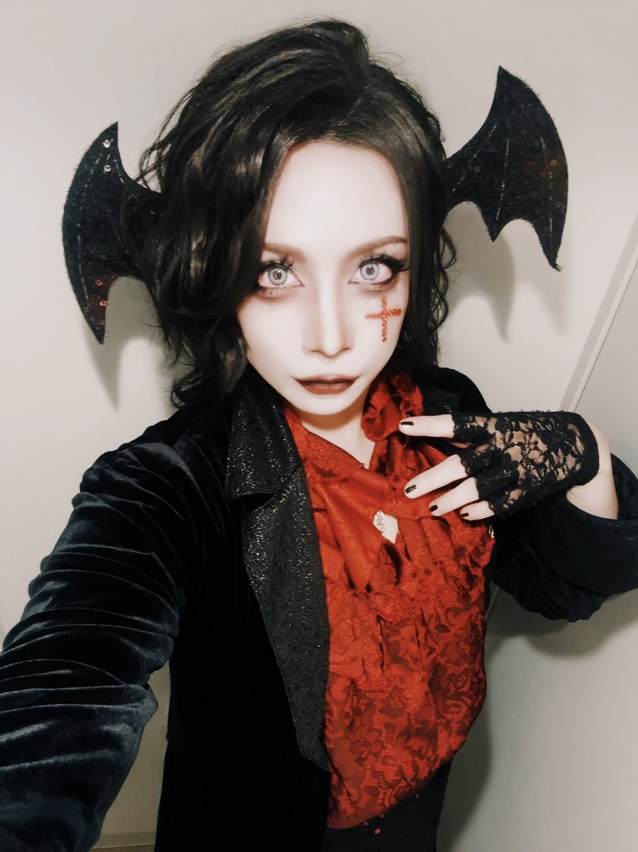 渋谷DIVEありがとうございました！ワンマンツアーファイナル東京公演でした🦇11月から3ヶ月に渡る『Smoke』のリリースワンマンツアーもこれにて終了ですが、本日もファイナルに相応しくとっても楽しかったです！来月もまた都内にてライブがありますのでよろしくお願いします🥀