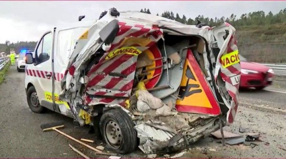 Así ha quedado la furgoneta de señalización en la A8 en Lugo, desgraciadamente dos trabajadores de mantenimiento han fallecido.

Ahora imagina confiar única y exclusivamente tu seguridad en una baliza V16…

Lo de la DGT debería ser investigado judicialmente.
