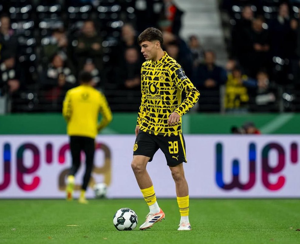🚨 Crazy situation on Anselmino, his agent has arrived In London for a meeting after the West Ham match. His future depends on Jacquet / Sarr. Dortmund have some small hopes of getting him back again before deadline day. (<a href="/berger_pj/">Patrick Berger</a>)