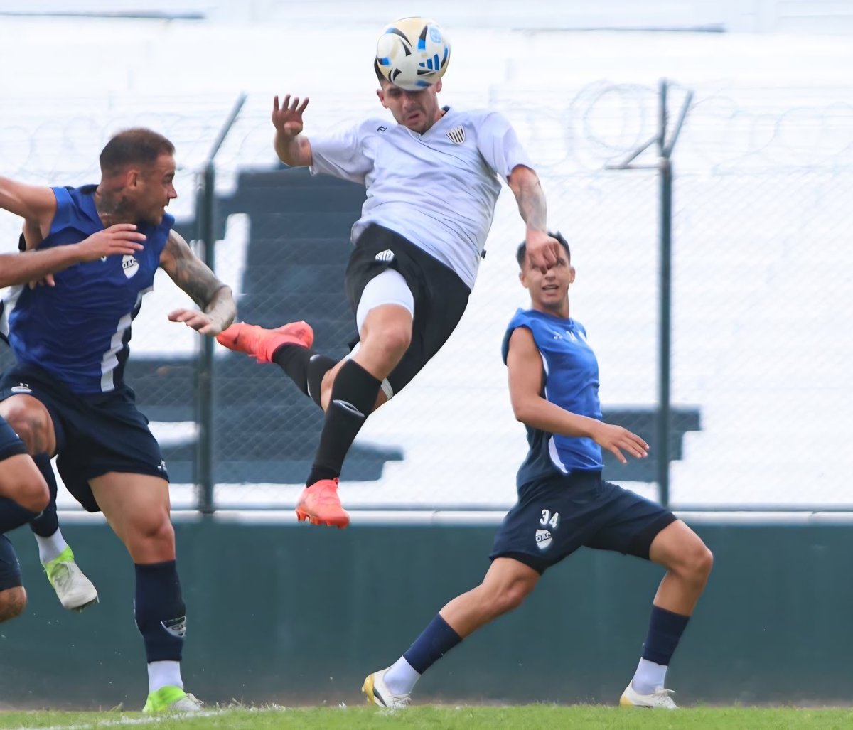 El Cervecero derrotó esta mañana a Estudiantes de Caseros por 1 a 0, en un partido amistoso disputado en el Estadio Centenario. El gol lo hizo Alexis Domínguez en la primera etapa.
En segundo turno, el Quilmes alternativo cayó por 3 a 0.