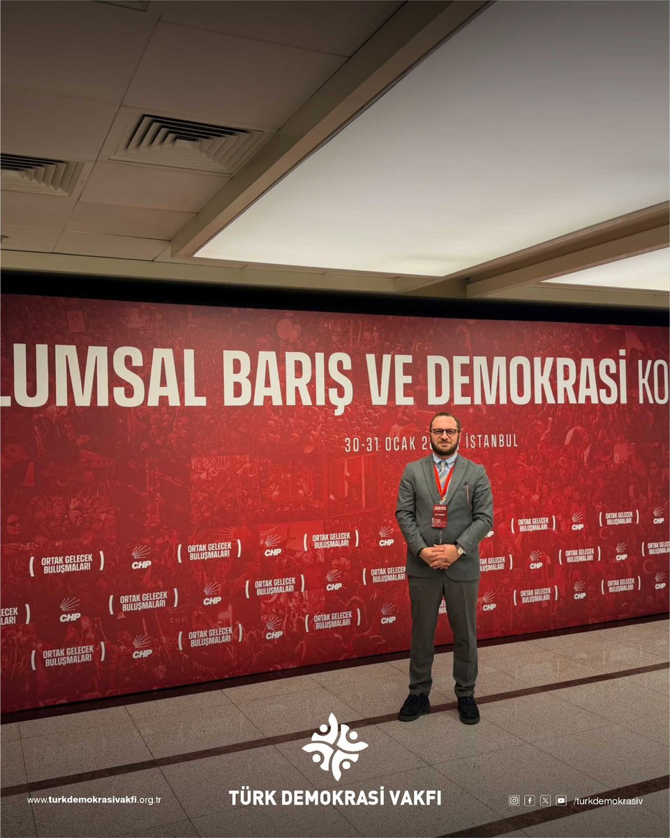 TurkDemokrasiV's tweet photo. 30–31 Ocak tarihlerinde CHP Genel Başkanı Sayın @eczozgurozel ev sahipliğinde İstanbul’da düzenlenen Toplumsal Barış ve Demokrasi Konferansı’na Türk Demokrasi Vakfı’nı temsilen @akifkeskin0 ile katılım sağladık.
Demokrasi çoğulculuk, diyalog ve ortak akıl ile güçlenir. Toplumsal barışın temeli olan karşılıklı anlayış kültürü, demokratik olgunluk göstergesidir.
Demokrasi; sadece bir yönetim biçimi değil, aynı zamanda birlikte yaşama iradesinin, adalet arayışının ve toplumsal sorumluluğun ortak adıdır. Bu anlayışla, daha kapsayıcı ve daha güçlü bir demokratik gelecek için katkı sunmayı sürdüreceğiz.
Türk Demokrasi Vakfı olarak inanıyoruz ki; milli egemenliğin gerçek teminatı, güçlü kurumlar, aktif yurttaşlık bilinci ve katılımcı demokrasi kültürüdür. Egemenliğin kayıtsız şartsız millete ait olduğu bilinciyle, farklılıkların bir arada yaşayabildiği bir demokratik zemin için çalışmaya devam ediyoruz.