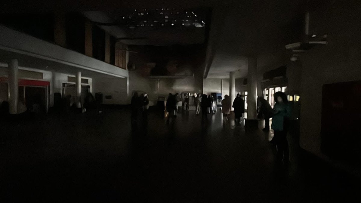 Kyiv Metro is down because of the blackout. No water or heating in the city either. This is the hardest winter for Ukraine so far.

People show incredible resilience but the situation is extremely difficult. Ukraine needs more support now. 🇺🇦

📷 Nastya Nagorna