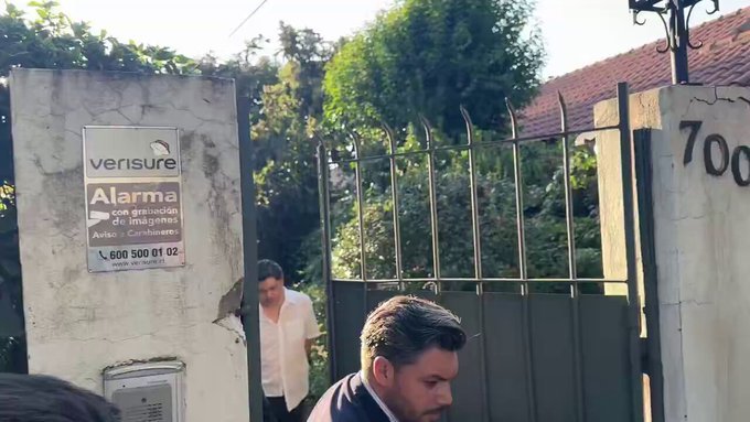 PDI se lleva ESPOSADO a Alberto Larraín, amigo personal de Gabriel Boric y ex director de Procultura que recibió millones de pesos para su fundación. Hay varios que deben estar sin dormir: Orrego, gobernador y el propio Boric.