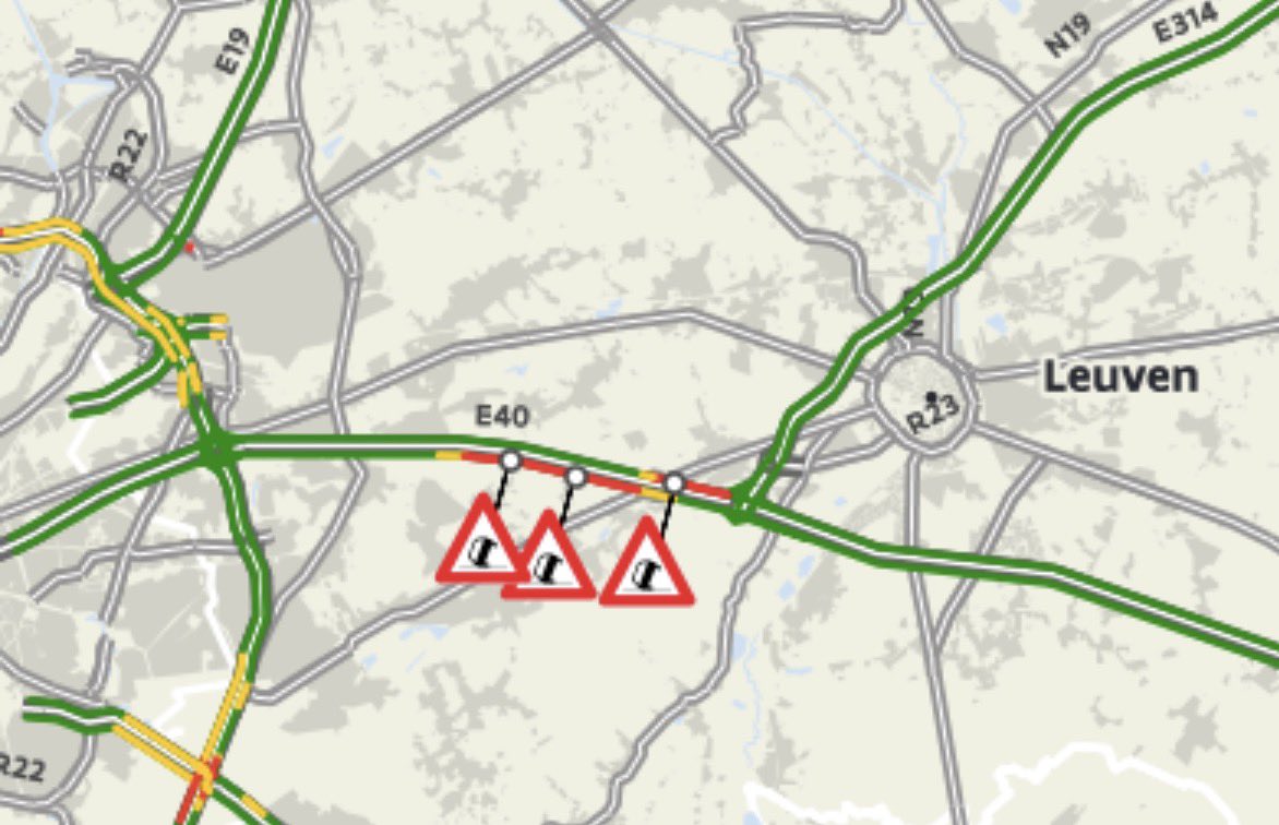 In de aanloop naar de werf op de #E40 in #Bertem zijn enkele aanrijdingen gebeurd. We zien op onze camera’s dat heel wat weggebruikers richting Luik rode kruisen op de signalisatie negeren en toch op afgesloten rijstroken voor de werf rijden. Gevaarlijk!