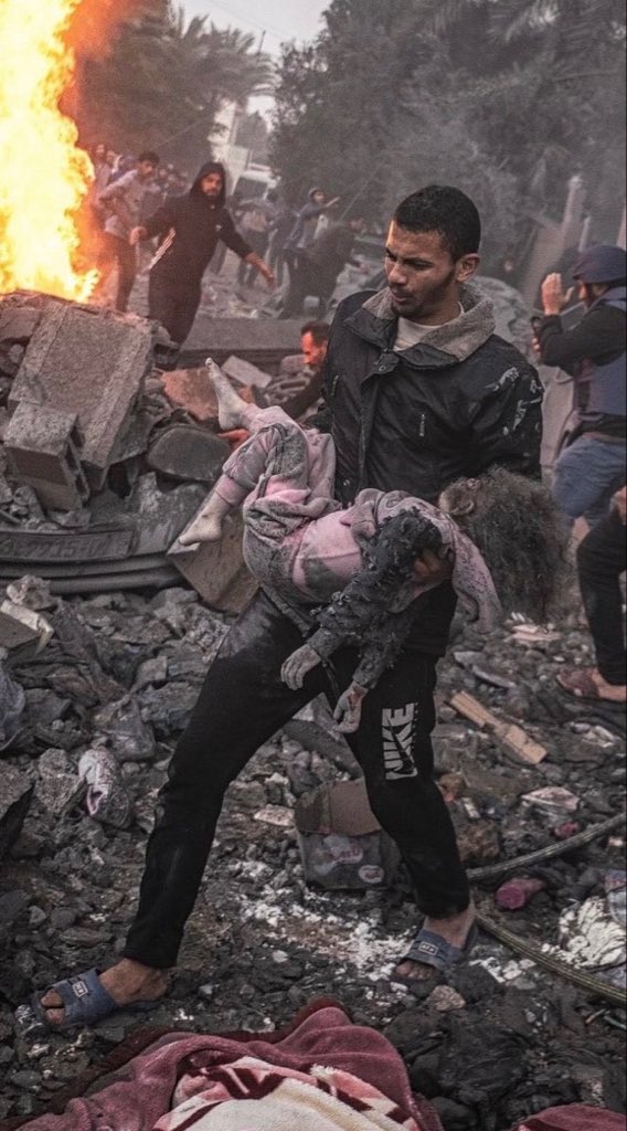GazaReality's tweet photo. Gaza, your wounds grow deeper in silence while the world stays still. 💔
#GazaUnderFire #GazaUnderAttack https://t.co/P6ypUWP22G