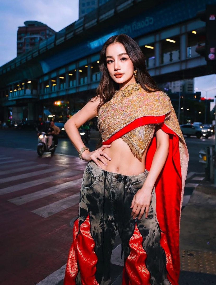 iconnnz's tweet image. พูดจริงๆ นะ ใครก็ตามที่คิดเทรนห่มสไบกับกางเกงยีนส์ควรได้รับการสรรเสริญ ชอบมาก มันงาม มันร่วมสมัย ถูกจริต และถูกเวลา ถ้าทำแบบนี้ซัก 10-20 ปีก่อน โดนด่าเปิง