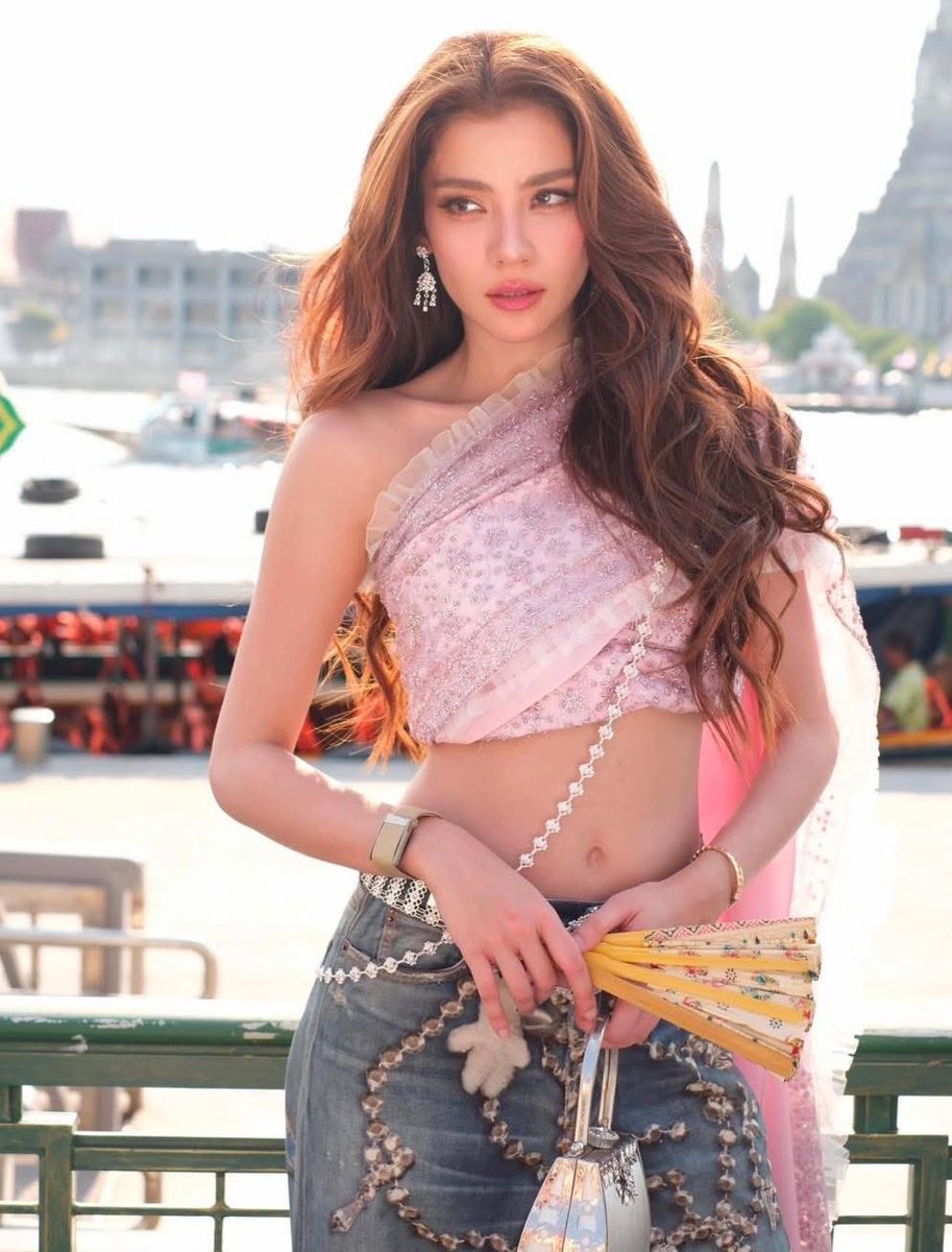 iconnnz's tweet image. พูดจริงๆ นะ ใครก็ตามที่คิดเทรนห่มสไบกับกางเกงยีนส์ควรได้รับการสรรเสริญ ชอบมาก มันงาม มันร่วมสมัย ถูกจริต และถูกเวลา ถ้าทำแบบนี้ซัก 10-20 ปีก่อน โดนด่าเปิง