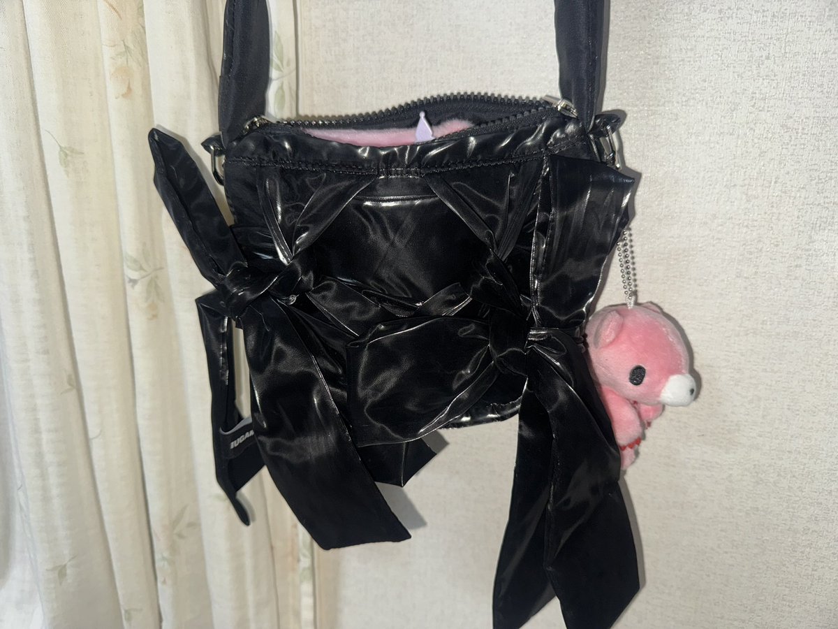 아캄 이우가마카라스 리퍼브세일 다녀왔어요
사람들과 가방과 옷을 헤집으면서 골라야함 엄청 예쁜 건 당연히 없는데 싸긴 싸서 일단 몇 개 집어옴