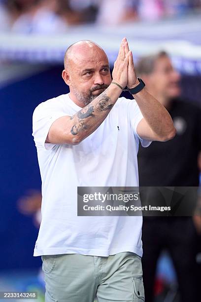 Ascendió a un equipo muerto, salvó a uno mediocre y ahora seguimos 5. Entrena y es el portavoz del club. Y en el derbi, la caverna culé le rompió la cara. Soledad, ostias y mucha presión. Lo veo nervioso ante tanto desgaste. Manolo necesita tranquilidad. Stop linchamiento #rcde