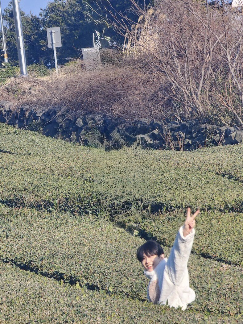 geonw0's tweet photo. Geonwoo shared these photos from his jeju trip with friends he’s known for 15 years... https://t.co/uhJFq5Kf3E