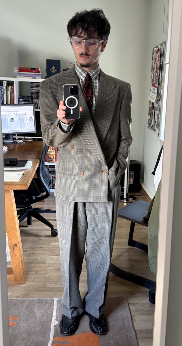 lartduvetement7's tweet photo. Finally got my Armani Suit back from the tailor‘s. Feel like the YSL loafers match very well https://t.co/Ijx7t4Hesn