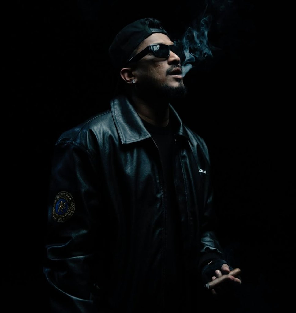 dftweetss's tweet photo. Rap khel ka Dada,
Rap khel ka Papa,
Smoking like a rasta... oh, la la la https://t.co/0nJn5i9P9g