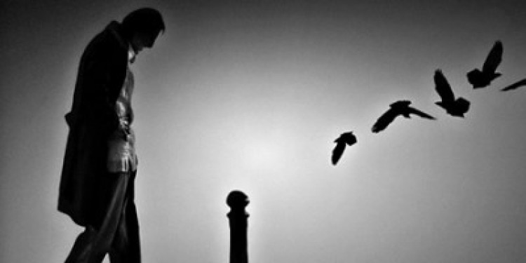 Sakın kendini kimsesiz sanma...
"مَا وَدَّعَكَ رَبُّكَ وَمَا قَلٰى"                                                   
"Mâ vedde’ake rabbuke vemâ kalâ..."
"Rabbin seni terk etmedi (Ey Rasûlüm), darılmadı da...,"