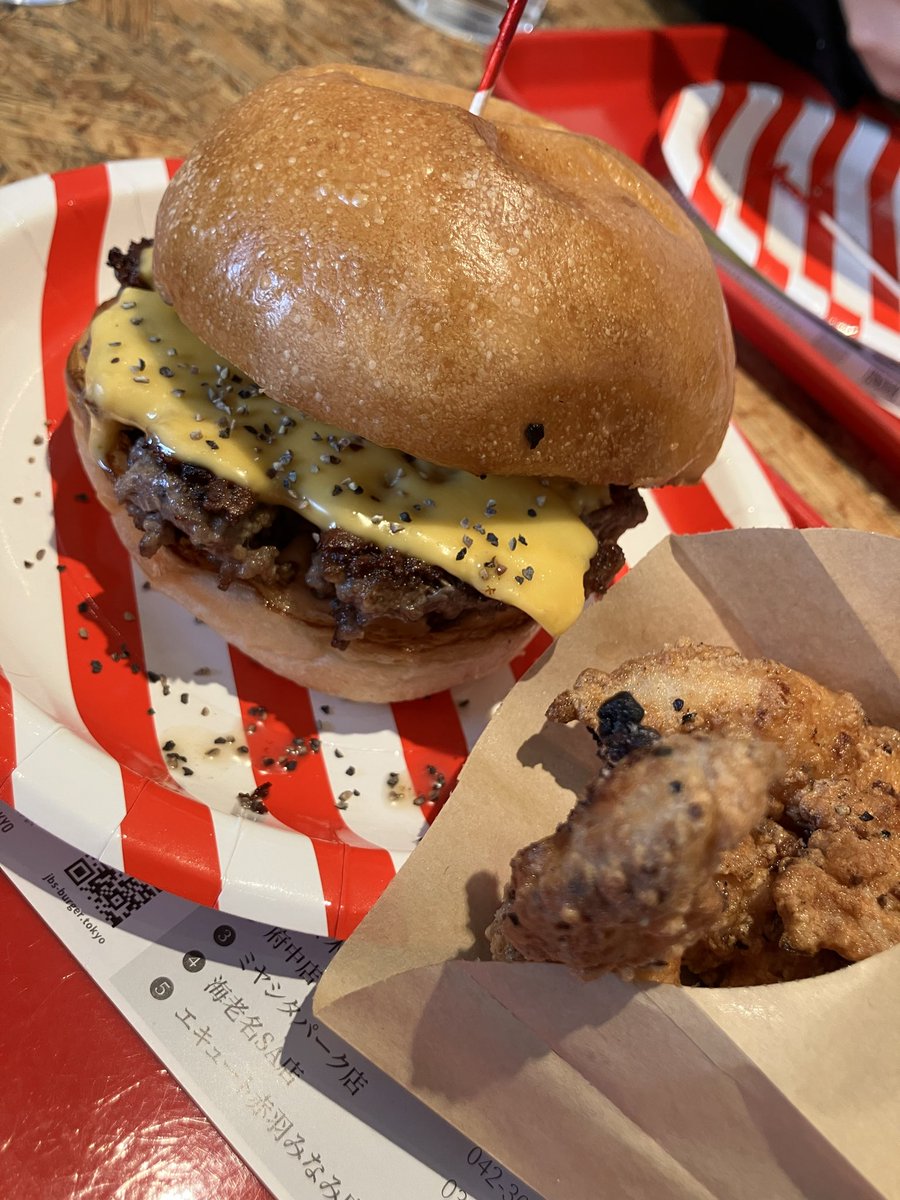 sa__rina6624's tweet photo. 代々木の大好きなハンバーガー屋さん 「BAKERY &amp; BURGER JB’S TOKYO」でランチ🍔💓 手作りパン×100％ビーフ×バター×チーズのバランスが最高✨ 見た目はコンパクトなのに、食べるとボリューム満点！ 重くなくて、気づいたらペロッと完食でした😋
#代々木ランチ #ハンバーガー #さりなのごはんログ https://t.co/Kw6fV2pguG