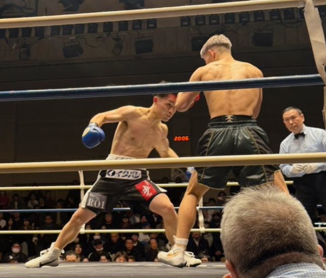 ChibaBoxing's tweet photo. 習志野高校🥊59期･古殿涼(ワタナベ)がプロ3戦目、DANGANトーナメントライト級決勝でTKO勝利❗大会MVP＆KO賞で賞金32万円獲得。使い道は『家族に何かしてあげたいなと…』。高校時代の写真はセコンドを務めた同期･堤駿斗の全日本選手権優勝カップと。当時は支える側、今日は主役として輝いた！ https://t.co/1kkp85MENC