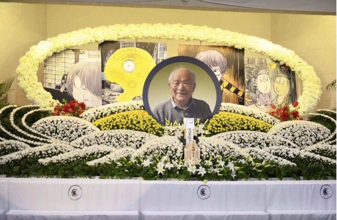 10年前の今日「水木しげるサンお別れの会」(青山葬儀所)だったんだ！

10年前を思い出す…
亡くなってからお別れの会まで2ヶ月、夢中だったなぁ… 

水木がお世話になった出版社の声かけで関係各社が集まって下さった。その時、皆さんはホテルの宴会場で関係者だけを招いてのお別れの会をイメージして