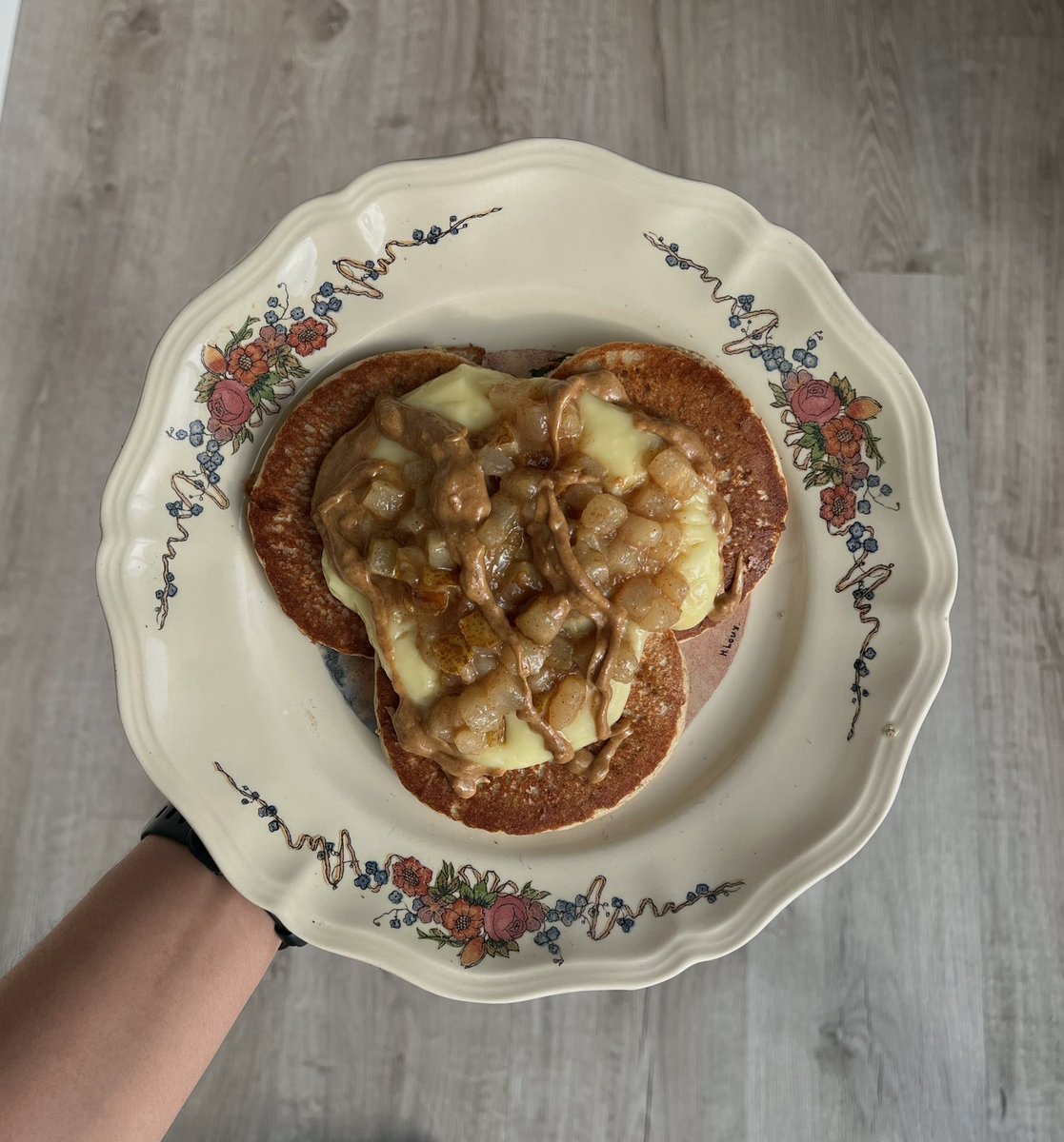 Iadybugluvr's tweet photo. applesauce oat pancakes 🍎 https://t.co/2p1t3RzLa8