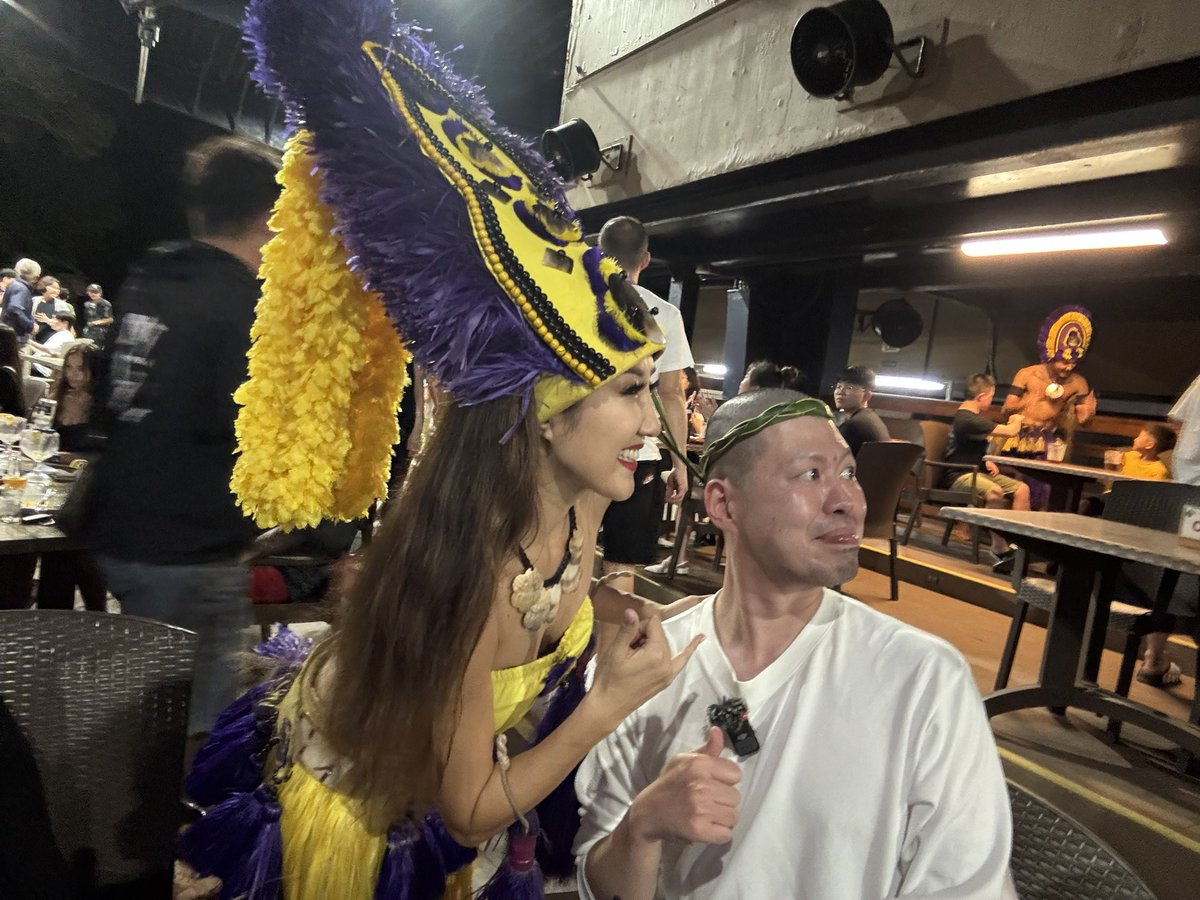 takahashigohan's tweet photo. 夜ごはん食べながらのダンスショー
お客さん5人指名されてステージで踊るやつに小林さんが選ばれて、10分くらい踊らされた結果優勝して、そのおかげで我々のメシ代が全部タダになったグアム意味わかんないし小林さん凄すぎる
ショーの後「ベストダンサー」として写真攻めされてて面白かった https://t.co/3GjJNk1dWK
