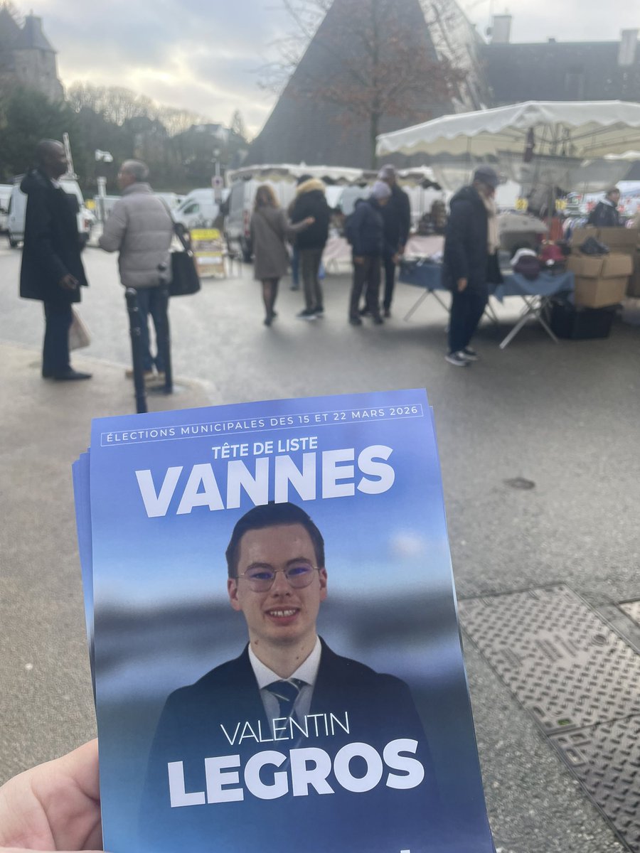 Aux côtés de notre candidat ce matin sur le marché de Vannes.

Accueil chaleureux des Vannetais, qui soutiendront largement la candidature de <a href="/LegrosValentin5/">Valentin Legros Ⓜ️</a> les 15 et 22 mars prochains.

#Jusquàlavictoire