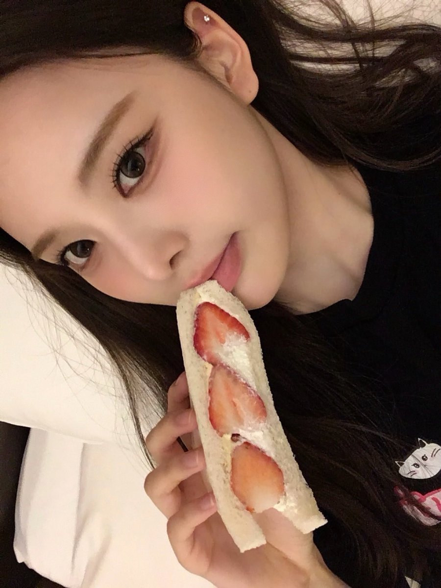 jeeimine's tweet photo. 🍓 ストロベリーサンドイッチと私は切っても切れない関係です! https://t.co/neGyviNOQk