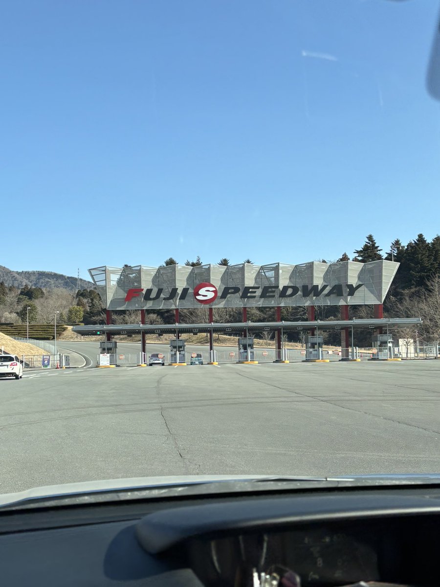 6starOf's tweet photo. 昨日と今日の2日間、富士スピードウェイで行われたグッドイヤードリームカップ6時間耐久レースで、お勤めしているディーラーの社長のご厚意で、メカとして整備のお手伝いをして参りました❗️結果はグループ4位で無事に完走する事が出来ました🏁貴重な体験をさせて頂いた事に感謝しかありません😭 https://t.co/DJPWH32015