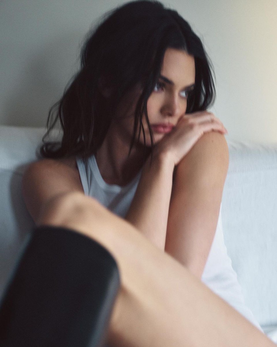 popsvibe's tweet photo. kendall jenner https://t.co/UVAuhNvKdi