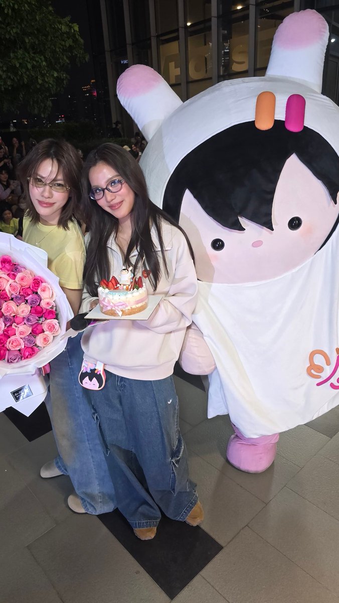 any_GMMTV's tweet image. คนติดกิ๊บคิบถึมคนถือดอกไม้กะคนถือเค้กงับ #EmiBonnieAny