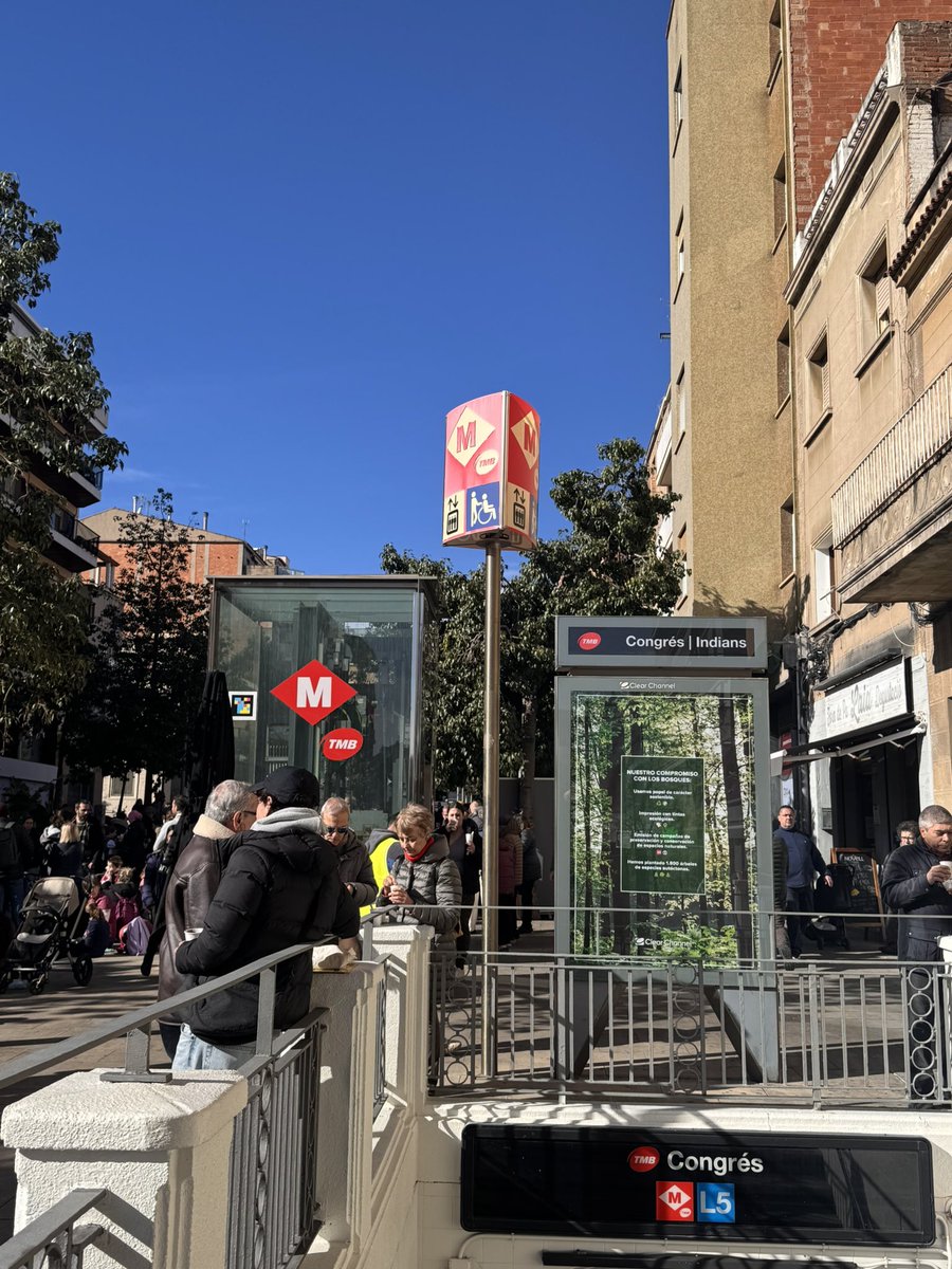 sapoconcho's tweet photo. Petita i, molt simplificada, cronologia d’una lluita veïnal:
✅ 2006 Canvi de nom del barri del Congrés a Congrés Indians
✅ 10/2012 Aprovació #PleSantAndreu canvi nom de la parada de metro a Congrés Indians
✅ 1/2026 Acte simbòlic de canvi del rotul exterior de la parada https://t.co/ZhMJhf7jYg